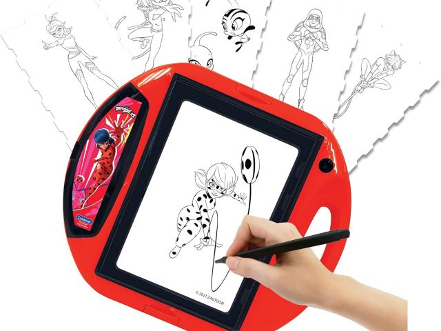 Lexibook, Miraculous Ladybug Cat Noir, Drawing Projector, 4 Stamps, 10 Stencils, Lighting Screen, 1 Pen Included, Creative Art Toy for Girls and Boys, Red/Black, CR310MI